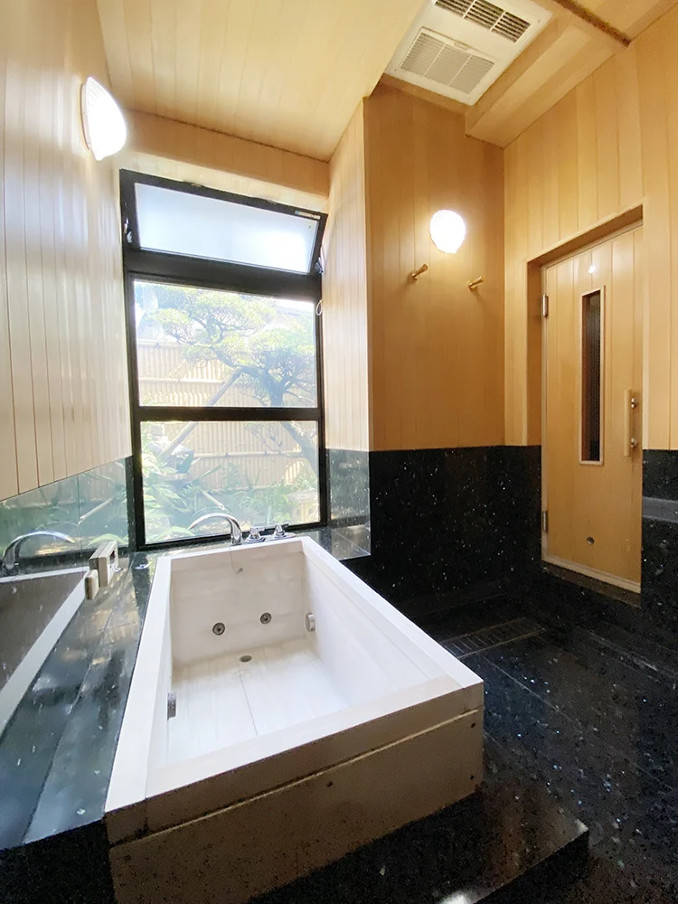 ヒノキの浴槽と黒御影石が贅沢です。サウナもあります。